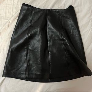 Aritzia / Babaton vegan leather mini skirt size 00